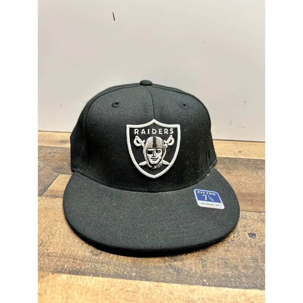 Reebok Las Vegas Raiders NFL Fitted‎ Baseball Cap Size 7 1/4 Black White